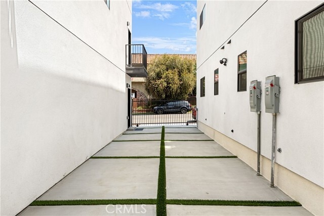 Building Photo - 443 N Harvard Blvd