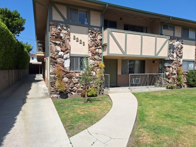 Front of Building - 3229 Glenhurst Ave