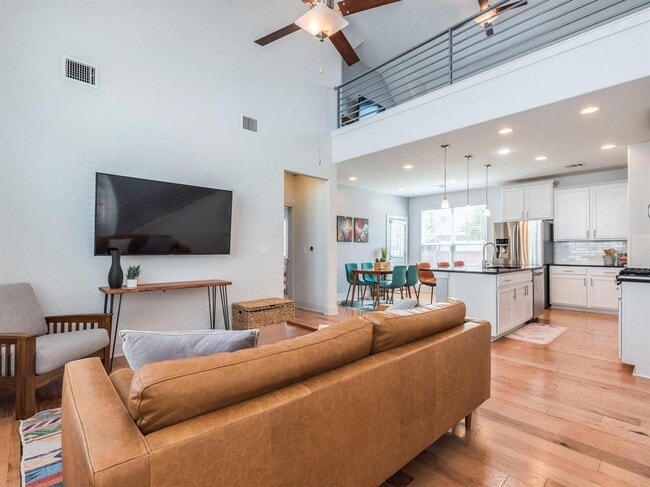 Building Photo - 2315 Capulet St