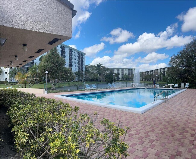 Building Photo - 2205 S Cypress Bend Dr