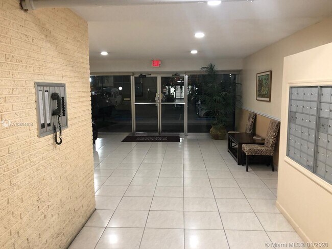 Foto del edificio - 1460 NE 169th St