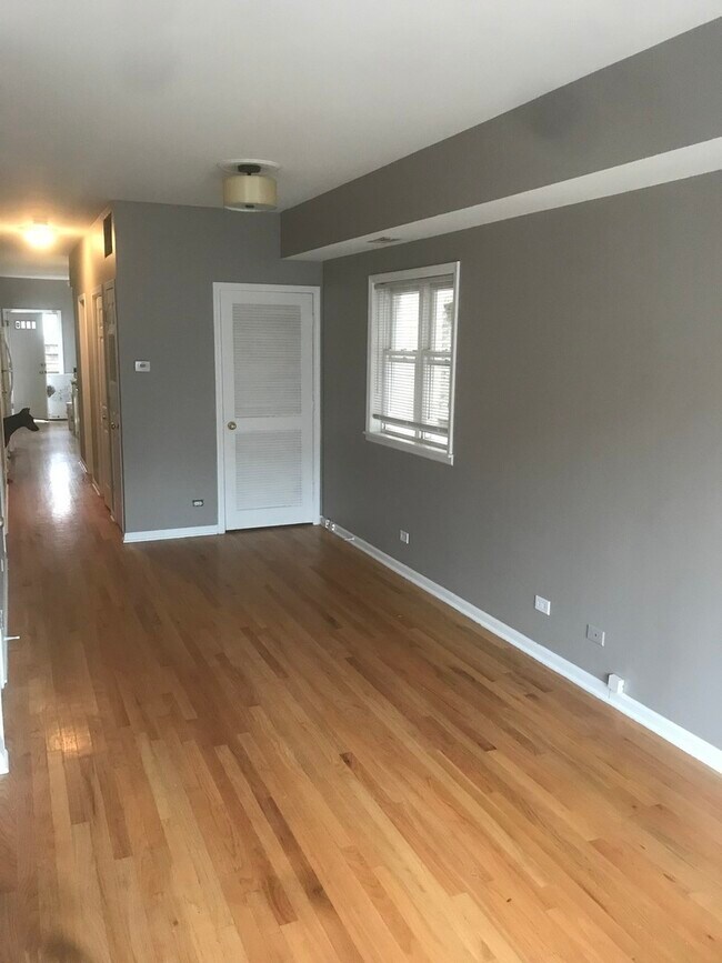 Building Photo - 2316 W Diversey Ave