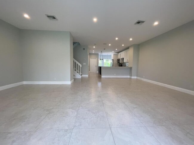 Building Photo - 6817 Via Regina