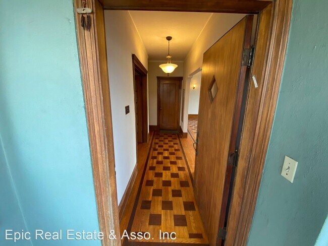 Building Photo - 3 br, 1 bath House - 42 Castle Manor Ave