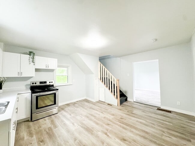 Building Photo - 87a Balsam St