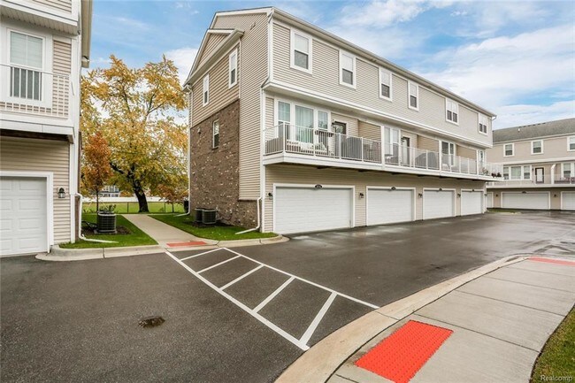 Building Photo - 1031 N Sherman Dr