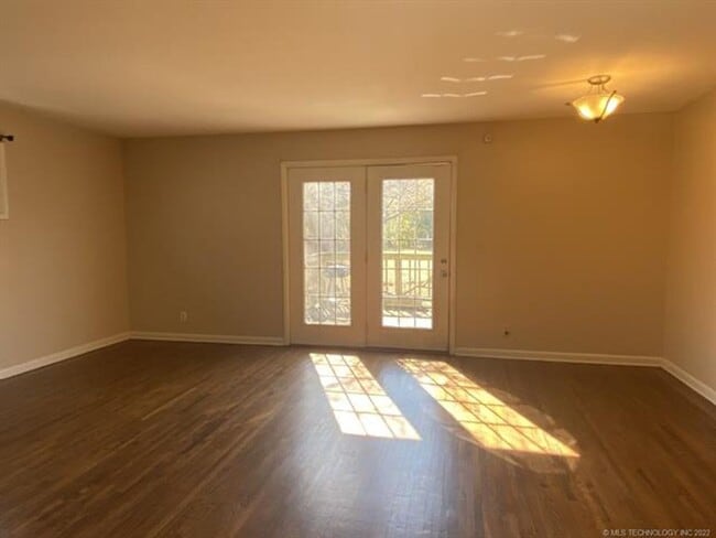 Building Photo - Mid-town Gem where comfort meets convenien...