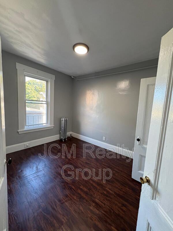 Building Photo - 64 Hollis St