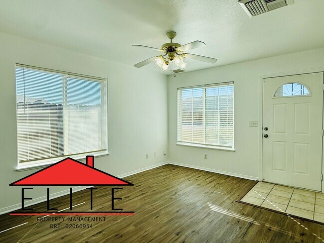 Foto del edificio - AVAILABLE NOW!!!