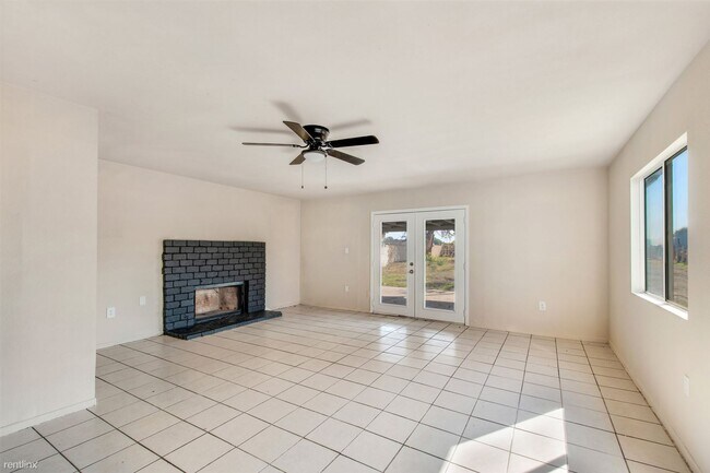 Foto del edificio - 4 br, 2 bath House - 8425 Redwood Avenue