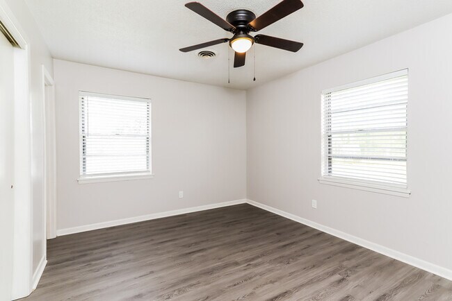 Foto del edificio - 1523 Whitlock Dr