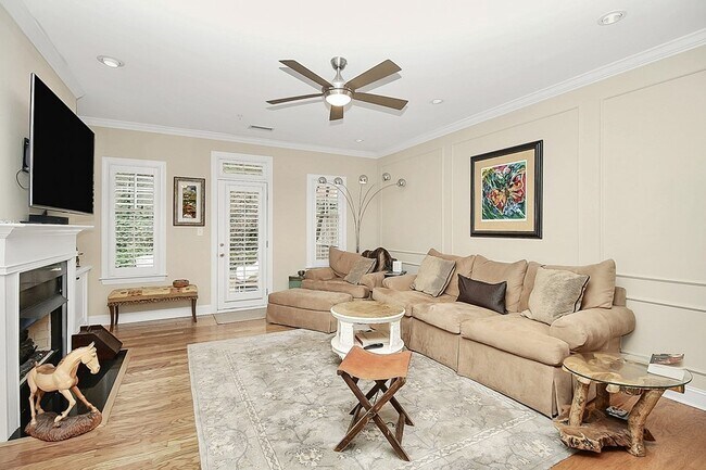 Building Photo - Hillside East All Brick Townhome