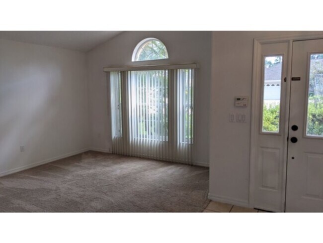 Foto del edificio - Spacious 4 Bedroom House on Cul de Sac, Pa...