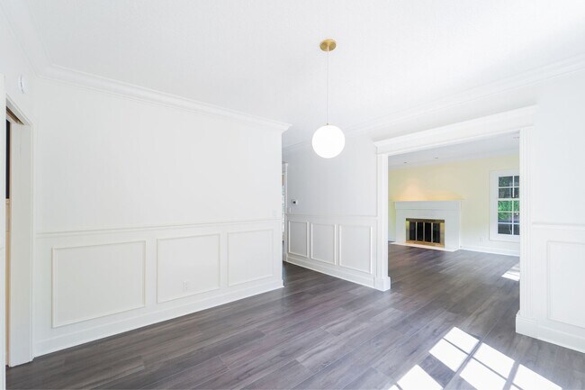 Building Photo - Experience the Charm of a Portland Heights...