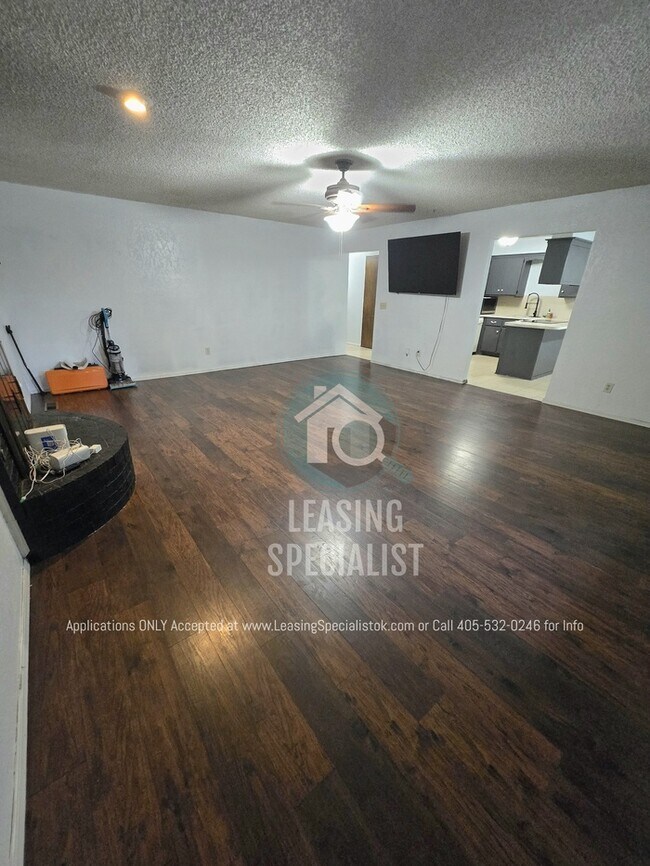 Building Photo - Charming Yukon 3 Bed 2 Bath Home