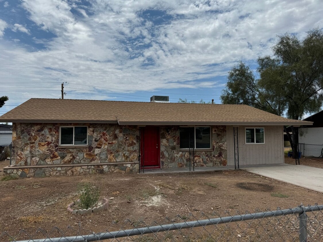 Primary Photo - Single story home 3 bedrooms 1 bath, No HOA