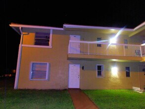 Building Photo - 877 Twin Lakes Dr