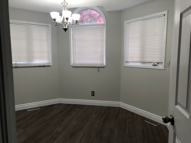 Building Photo - 456 Weston Cres