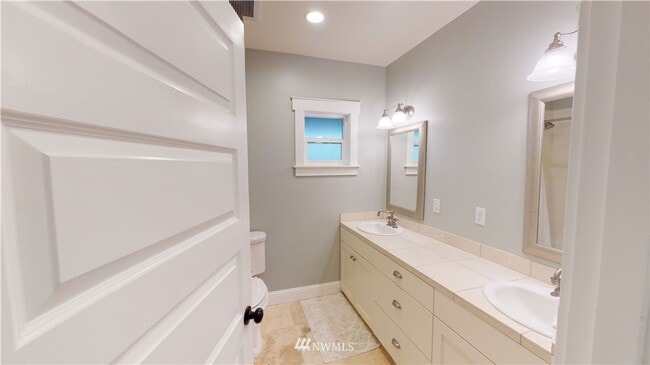 Building Photo - Spacious 5 Bedroom Home in Burlington - Av...