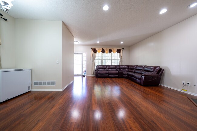 Building Photo - 10015 Gentian Dr