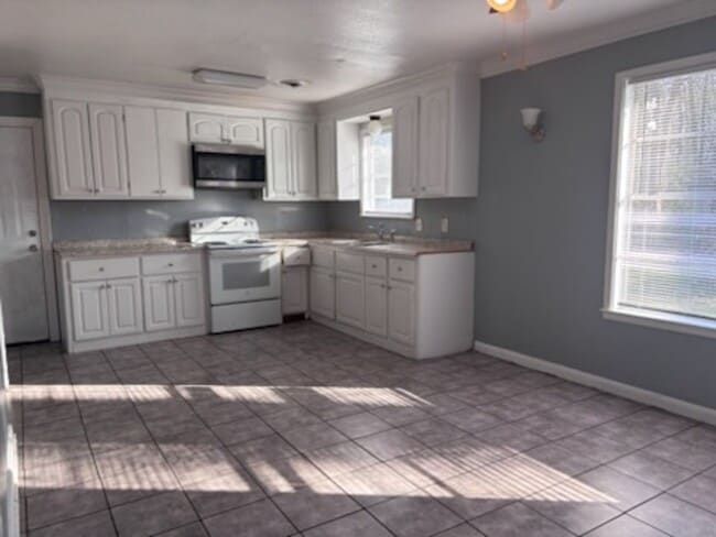 Building Photo - 3167 Longwood Dr