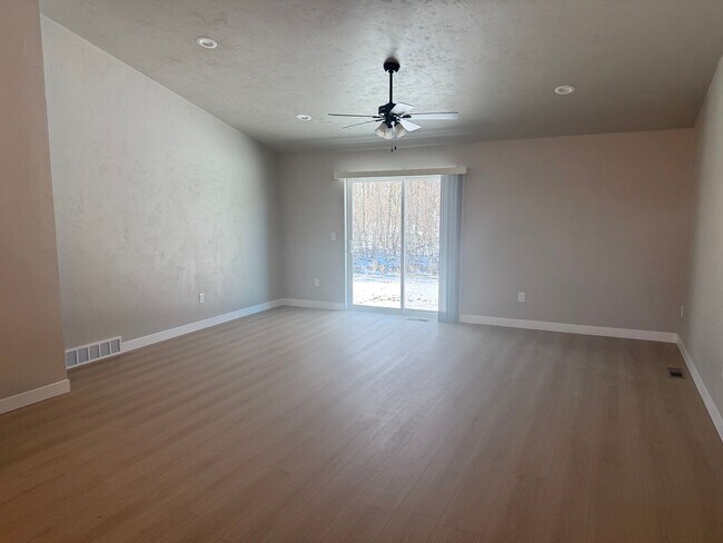 Foto del edificio - 2625 Lawrence Ln