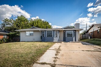 Building Photo - 408 NW Woodridge Dr