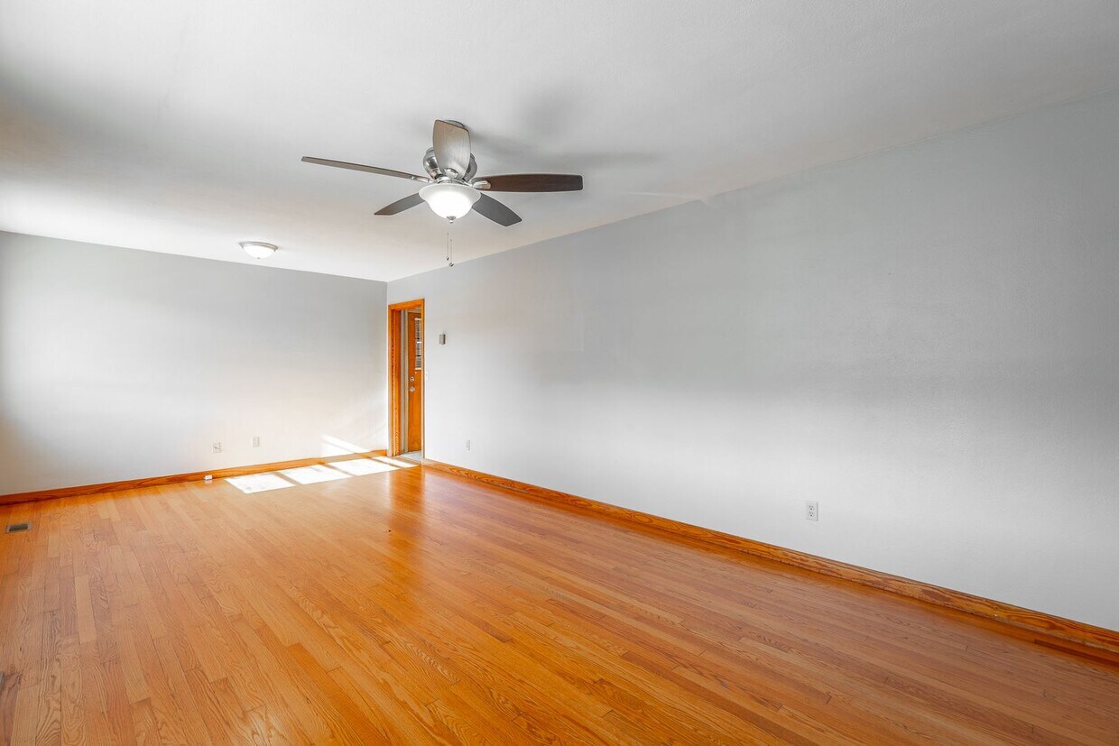 Foto principal - 2 bedroom, 1 bath unit in the heart of Eas...