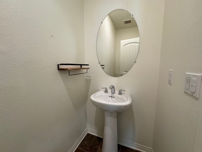 Foto del edificio - Beautiful 3Bd/2.5Ba Home in Gated Prado Co...