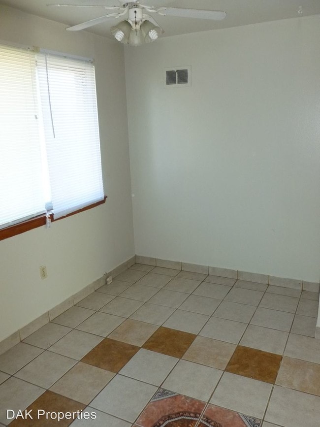 Building Photo - 8800 W Silver Spring Dr