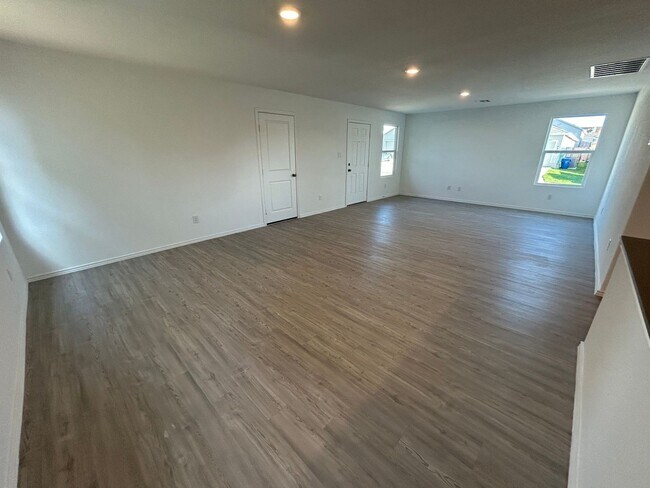 Foto del edificio - **APPLICATION RECEIVED** 3 Bedroom / 2 Bath Home Near TRADERS VILLAGE!