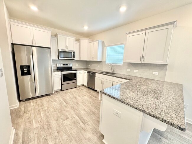 Building Photo - 3 br 2.5 ba townhome with 1 car garage Rea...