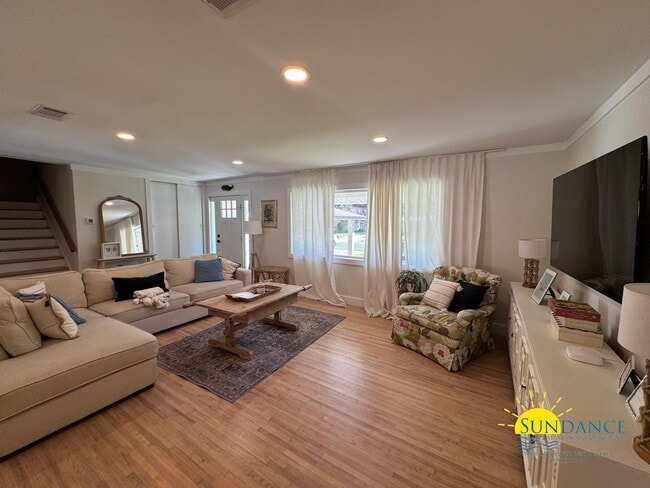 Building Photo - Stunning 4 Bedroom Home in Fort Walton Beach with Pool!