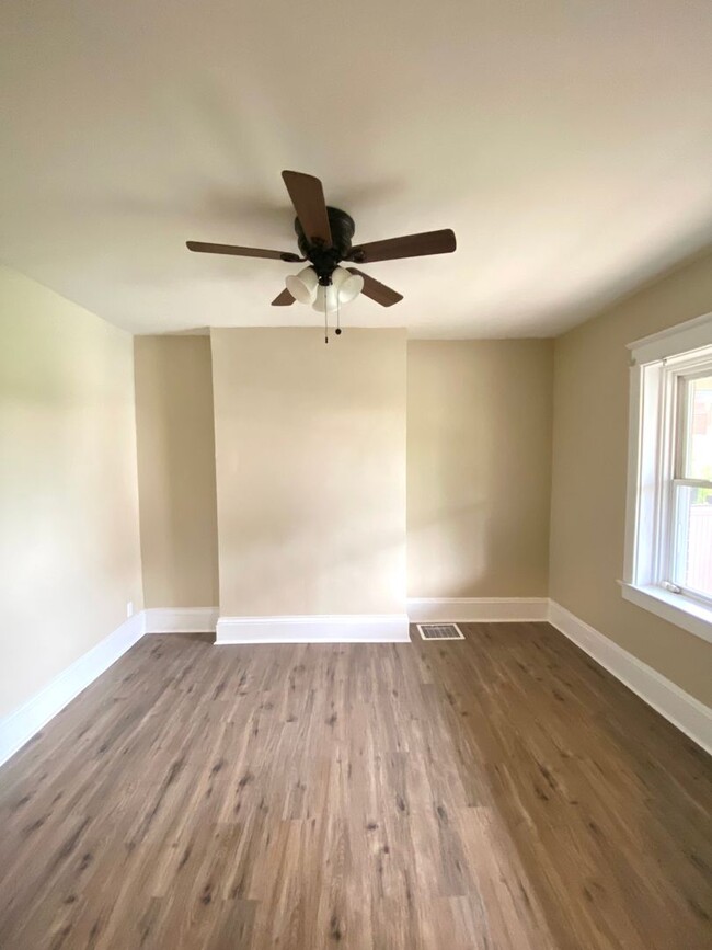 Building Photo - Fantastic 2 Bedroom, 1 Bathroom Townhome-N...