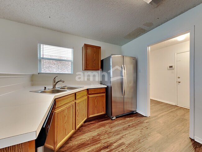Foto del edificio - 6616 Waterhill Ln
