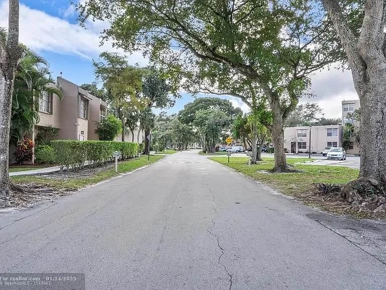 Building Photo - 9441 Live Oak Pl
