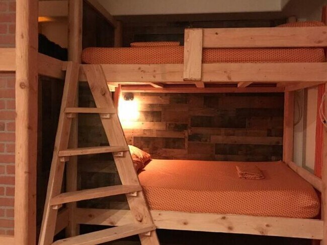Building Photo - bedroom in Los Angeles CA 90016