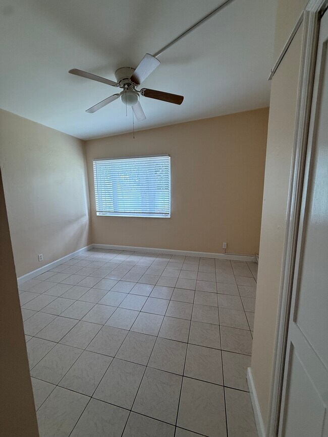 Building Photo - 1406 S Roosevelt Blvd