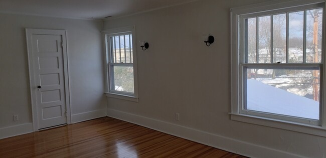 Bright Living Room - 1226 Union St