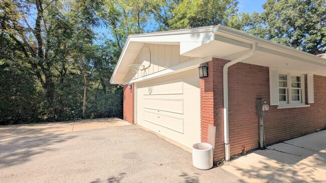 Foto del edificio - 2030 Crestwood Ln