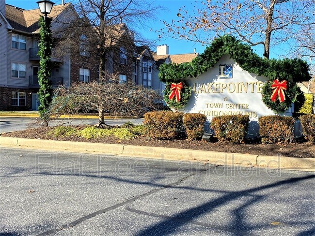 Foto del edificio - 9601 Lake Point Ct