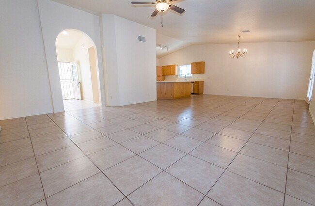 Foto del edificio - Charming 4-Bedroom Home on a Large Corner Lot