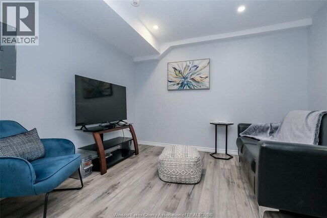 Photo du bâtiment - 493 University Ave W