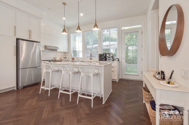 Photo du bâtiment - Bright South Surrey Townhome with Rare Lar...