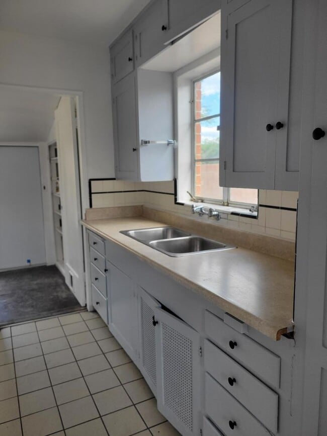 Building Photo - Charming 2-Bedroom Brick Home Near U of A , Banner University Medical Center & I-10