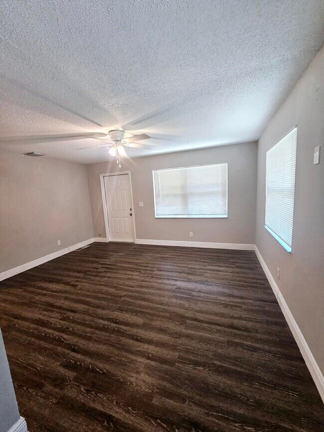 Foto del edificio - 1556 W 20th St