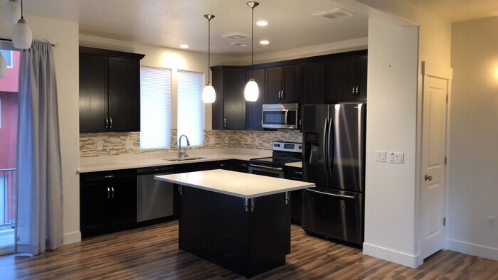 Foto principal - LIKE NEW UPGRADED DAYBREAK TOWNHOME