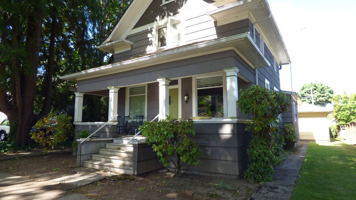 Primary Photo - 1029-1029 ½ Saginaw St S Salem, OR 97302