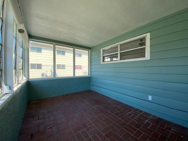 Building Photo - Adorable Beachside Bungalow!