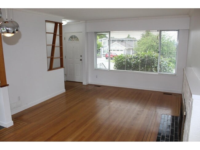 Building Photo - 9686 Princess Dr